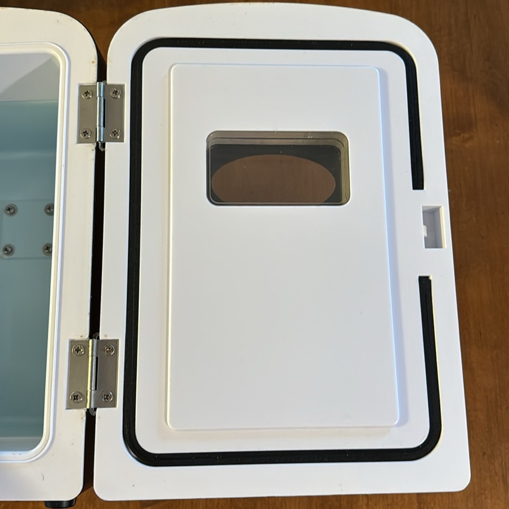 Igloo Mini Retro Fridge - Picture 3 of 4
